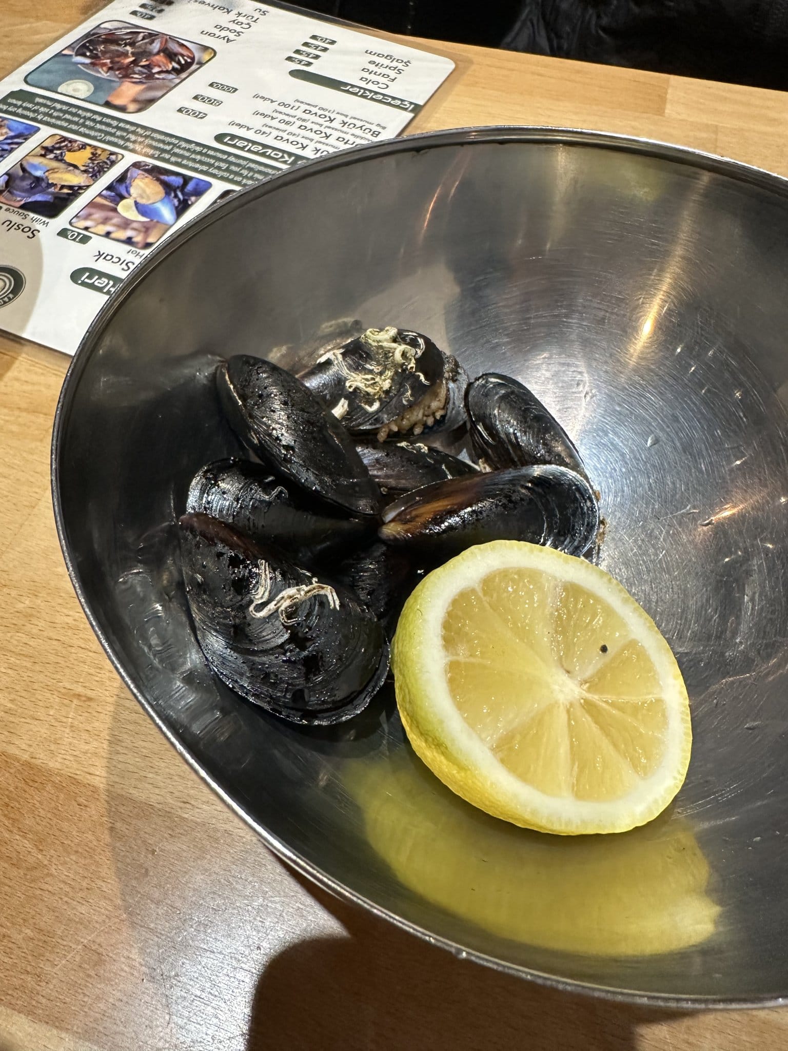Jantar em Kadıköy: mexilhão recheado e sanduíche de mexilhão