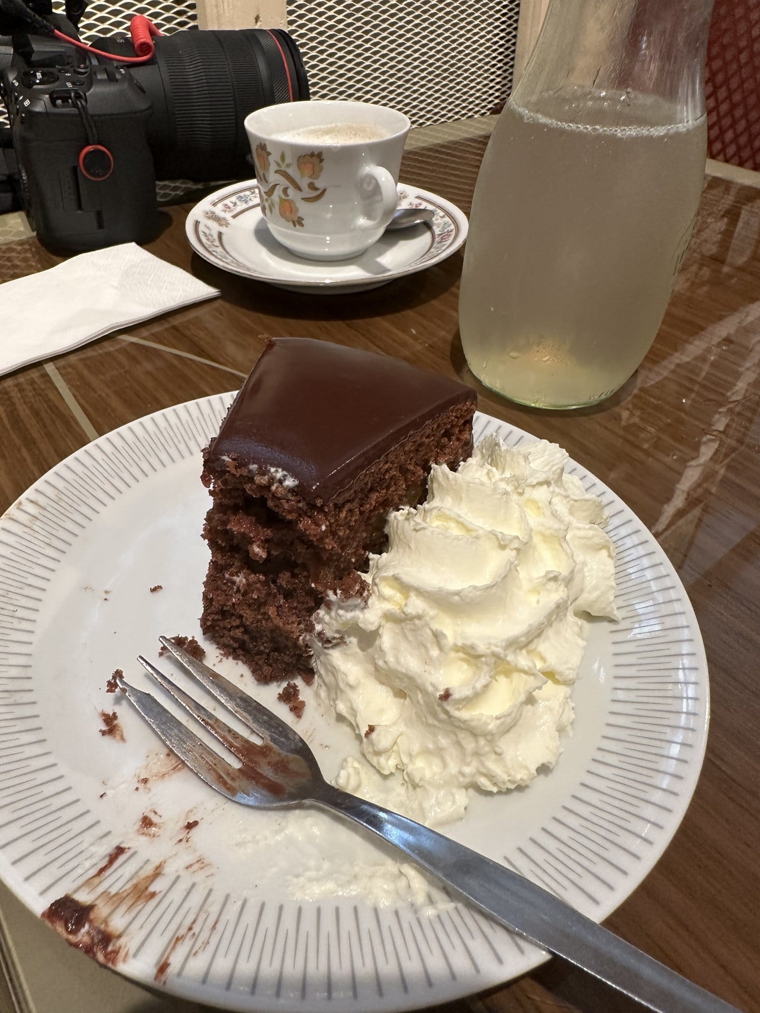 Vollpension: o café das vovós (e a Sacher Torte que a gente comeu)