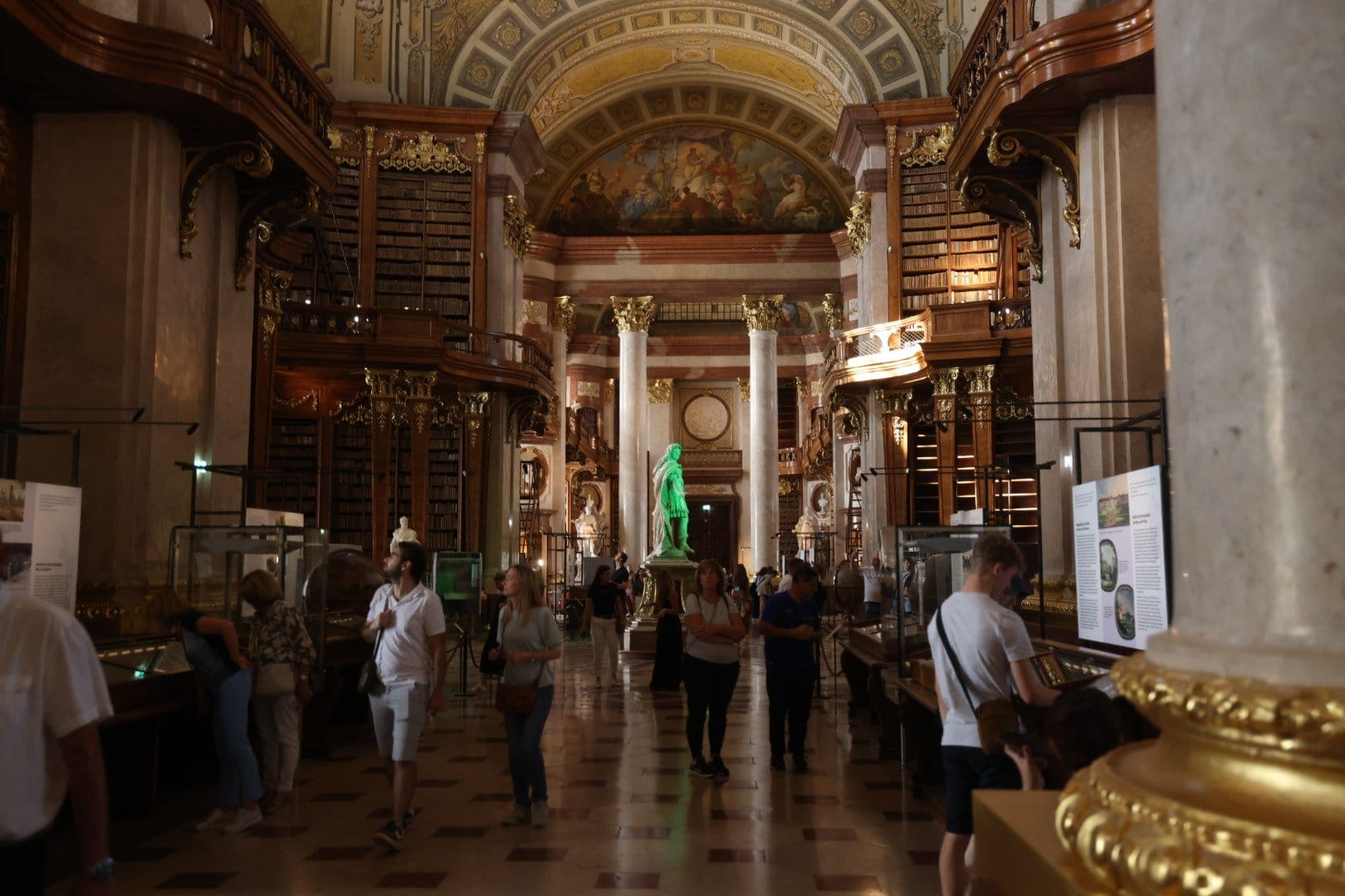 A biblioteca do Hofburg: os únicos 10 euros que a gente pagou